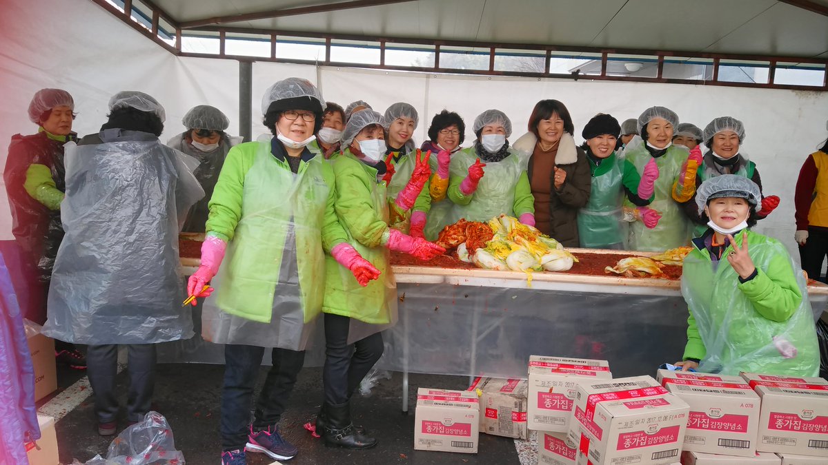 cheery713's tweet photo. #분당구 #정자3동(동장 이강석)  #새마을부녀회(회장 정현자)에서 연말연시를 맞아 독거어르신 등 저소득 복지대상자 세대에 직접 맛있게 담근 김치 60박스(600kg상당)와 라면54박스를 후원해주셨습니다.
후원해주신 성품은  관내 복지대상자 80세대에 잘 전달하겠습니다.^^

#성남시 #분당구 #정자3동 https://t.co/exYewQrNxY