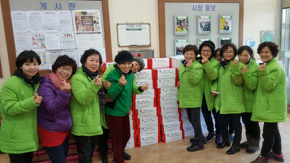 cheery713's tweet photo. #분당구 #정자3동(동장 이강석)  #새마을부녀회(회장 정현자)에서 연말연시를 맞아 독거어르신 등 저소득 복지대상자 세대에 직접 맛있게 담근 김치 60박스(600kg상당)와 라면54박스를 후원해주셨습니다.
후원해주신 성품은  관내 복지대상자 80세대에 잘 전달하겠습니다.^^

#성남시 #분당구 #정자3동 https://t.co/exYewQrNxY
