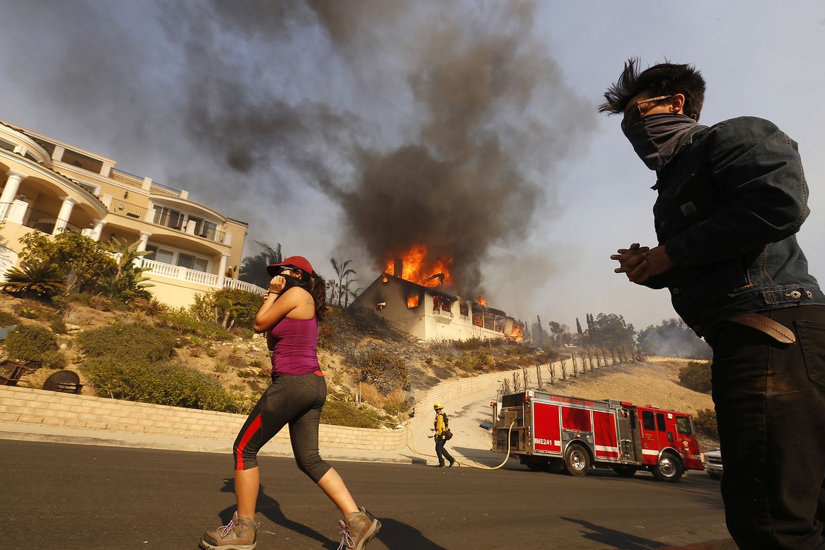 business's tweet photo. Once again, thousands are fleeing wildfires in California https://t.co/5t0nYPg08b https://t.co/FHwwBiIXU7