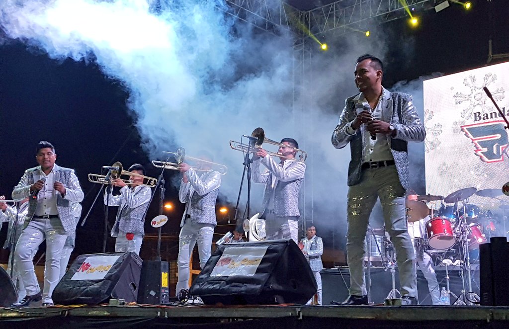 kebuenaoficial's tweet photo. En el escenario de la #Posada KB #BandaPrimos !! 🤗🤠 https://t.co/I7bgP5T8nz