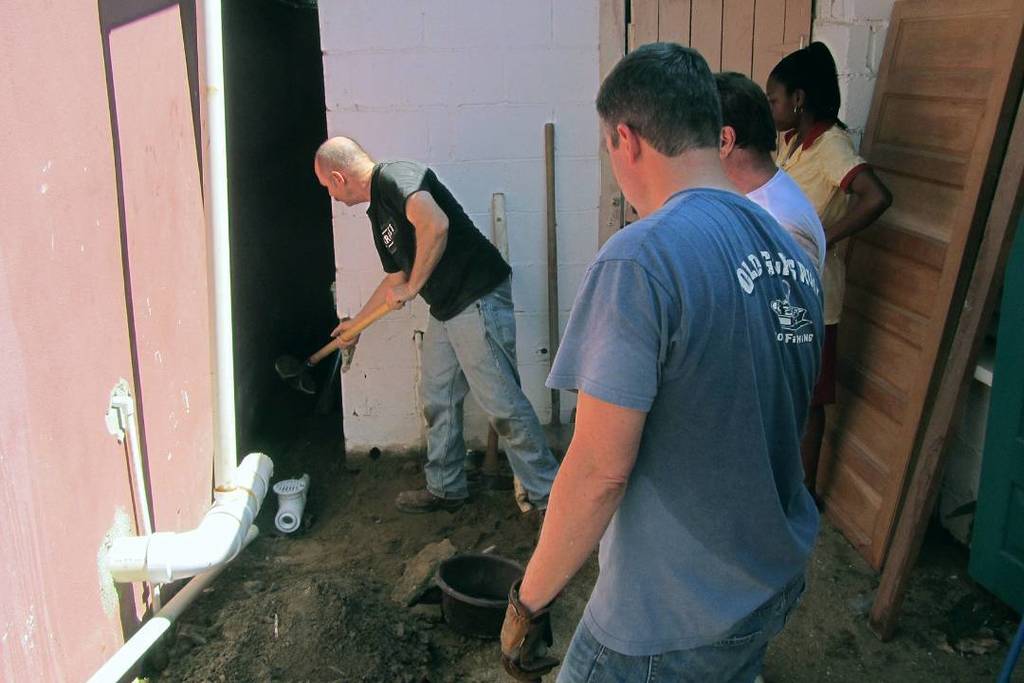 The Starfish Outreach construction team working on badly needed renovations of Bright Start Preschool's plumbing! 🌴 #StarfishOutreach ift.tt/2ivTpwU