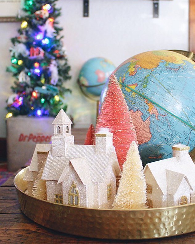 RobbRestyle's tweet image. Greetings from our little part of town. The rest of my holiday home tour us on the blog today. 👉🏻 link in profile 🌎❤️🎄
.
.
.
#vintagehome #vintageglobe #putzhouse #holidaydecor #christmastree #vintagebulb #seasonalsimplicity #holidayhometour #chr… ift.tt/2ACsoQJ