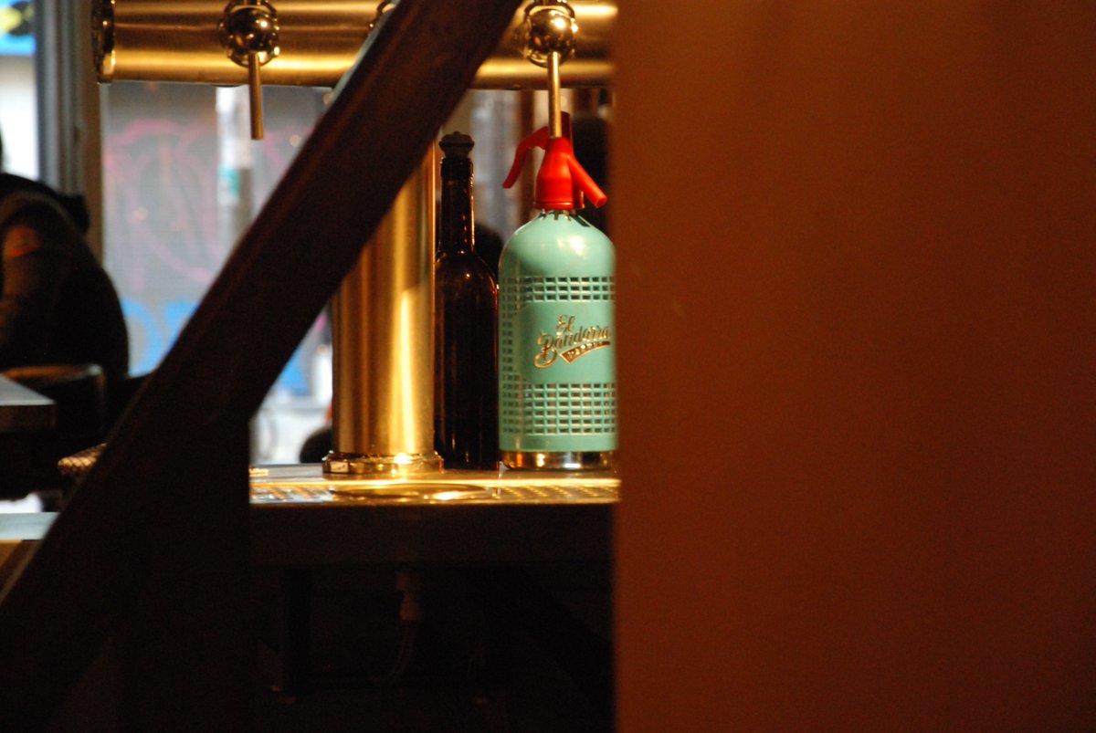 Pepa_Bar_a_Vins's tweet photo. Gràcies amics d' @elbandarra ... No només per deixar-nos tenir un Tirador de #Vermut a casa.... Sinó per aquests #Sifons tant xulos 🍸 que decoren el nostre espai! https://t.co/I8dbvlYKH2 https://t.co/cVNGG1mtJ9