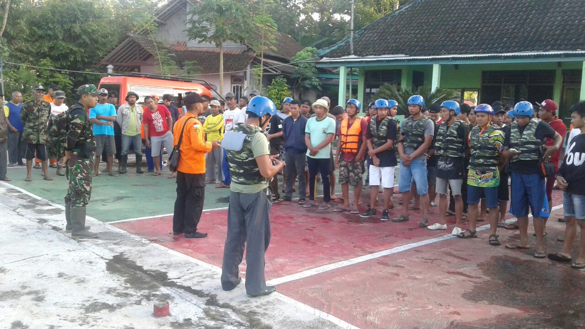 BPBDBwi's tweet photo. Proses pencarian orang tenggelam di @Kec_Songgon 
Kamis, 07 Desember 2017 https://t.co/bqnc0ZdUGs @banyuwangi_kab @AzwarAnas_A3 @bpbd_jatim @BNPB_Indonesia https://t.co/SYC9M9pwj0