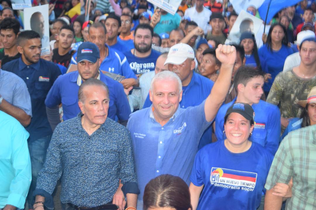 gustavocien's tweet photo. Junto al líder y mejor Gobernador del Zulia @manuelrosalesg y un mar de pueblo, acompañando al próximo Alcalde de Maracaibo @jcfernandezm en la gran caminata de cierre de campaña. Este domingo 10-Dic votemos masivamente por la defensa del Zulia! https://t.co/CDHw4agzPs