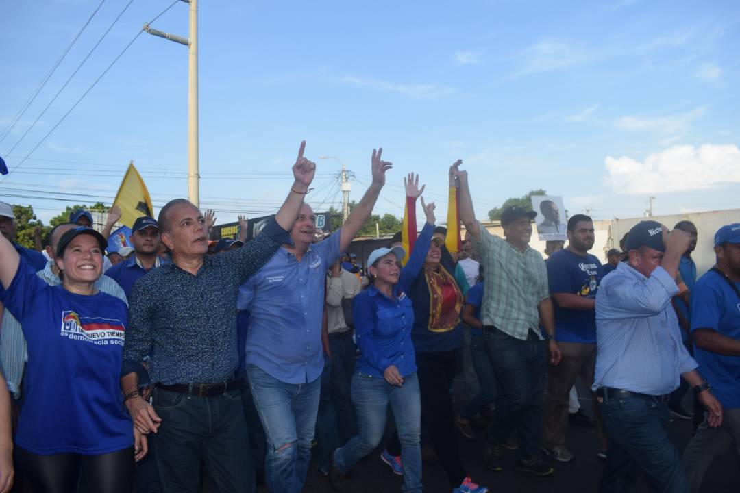 gustavocien's tweet photo. Junto al líder y mejor Gobernador del Zulia @manuelrosalesg y un mar de pueblo, acompañando al próximo Alcalde de Maracaibo @jcfernandezm en la gran caminata de cierre de campaña. Este domingo 10-Dic votemos masivamente por la defensa del Zulia! https://t.co/CDHw4agzPs