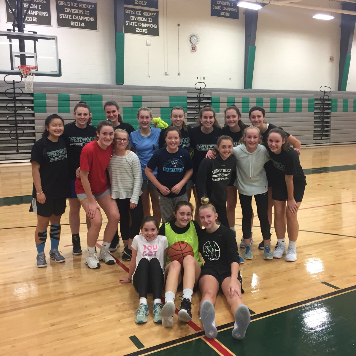 WWgirlshoops's tweet image. Thanks to the 5th grade coaches and players who attended our open practice tonight...the girls did an awesome job jumping into our last shooting drill! #WWhoops