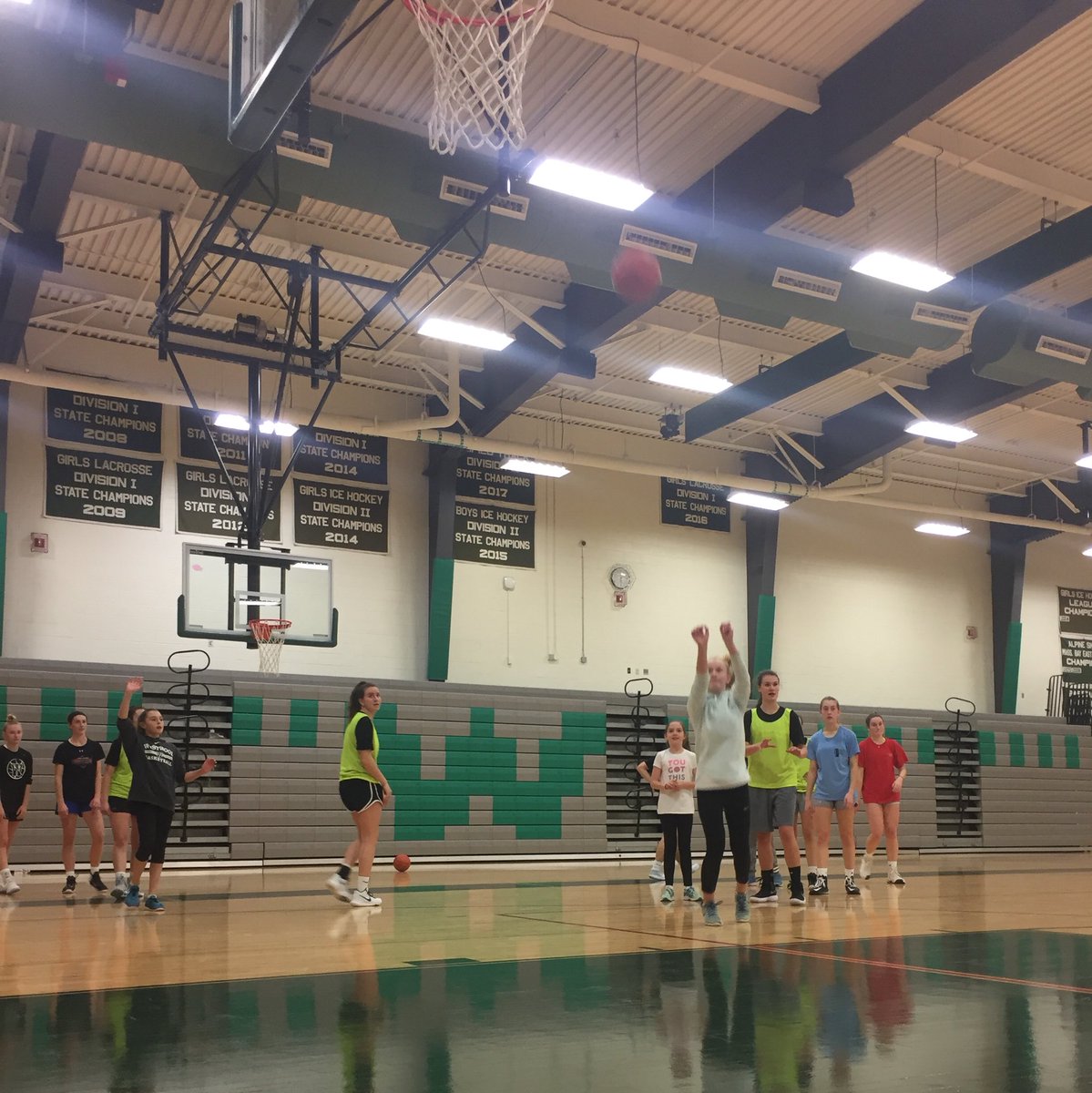 WWgirlshoops's tweet image. Thanks to the 5th grade coaches and players who attended our open practice tonight...the girls did an awesome job jumping into our last shooting drill! #WWhoops