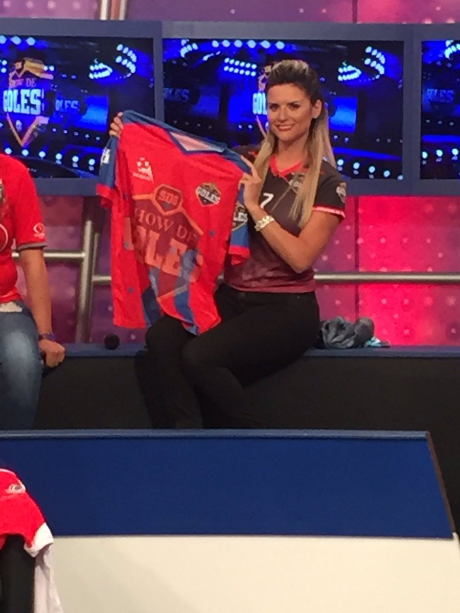sdg_oficial's tweet photo. Envíanos una foto viendo @sdg_oficial utilizando #yoveoshowdegoles y participa para ganar estas camisetas personalizadas de @sdg_oficial gentileza de los mejores diseñadores @deportespasegol, además podrás estampar tu nombre https://t.co/PegC4p97B1