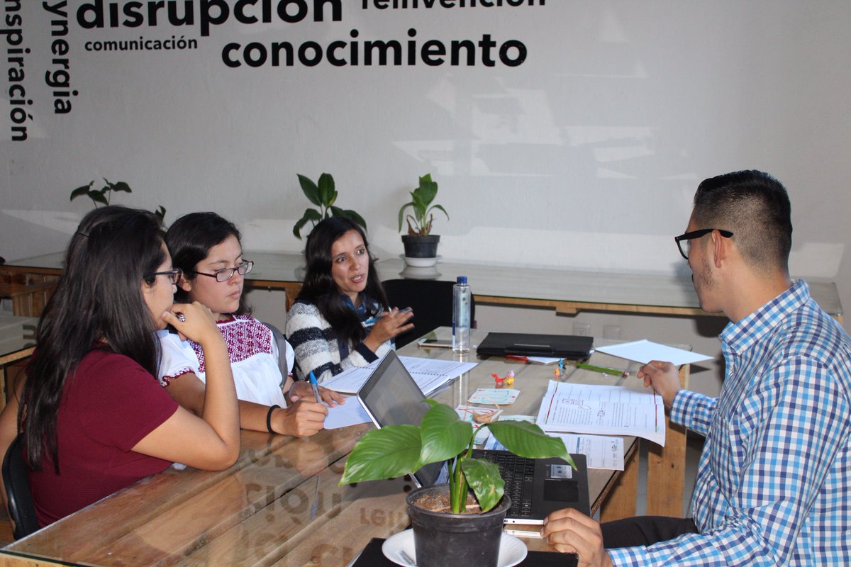 RoadsMakerAC's tweet photo. La economía social nos deja de enseñanza que tenemos que colaborar en conjunto para alcanzar nuestros objetivos.
Eso y más fue lo nos compartieron las chicas de #ColoresDeMéxico en el programa de #JóvenesEcosol2017 en donde obtuvieron el segundo lugar. 
Muchas felicidades chicas. https://t.co/BjcBLKFzIc