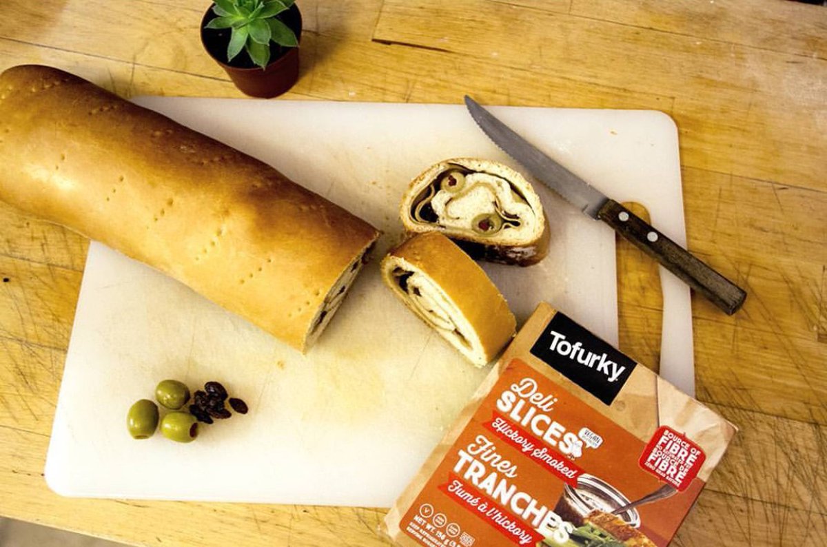 RawmanceFood's tweet photo. Ser #vegano no significa perder las tradiciones de #Navidad @JulieMary logró hacer nuestra receta de pan de jamón vegano! 😋
#veganismo https://t.co/CT11aWk25p