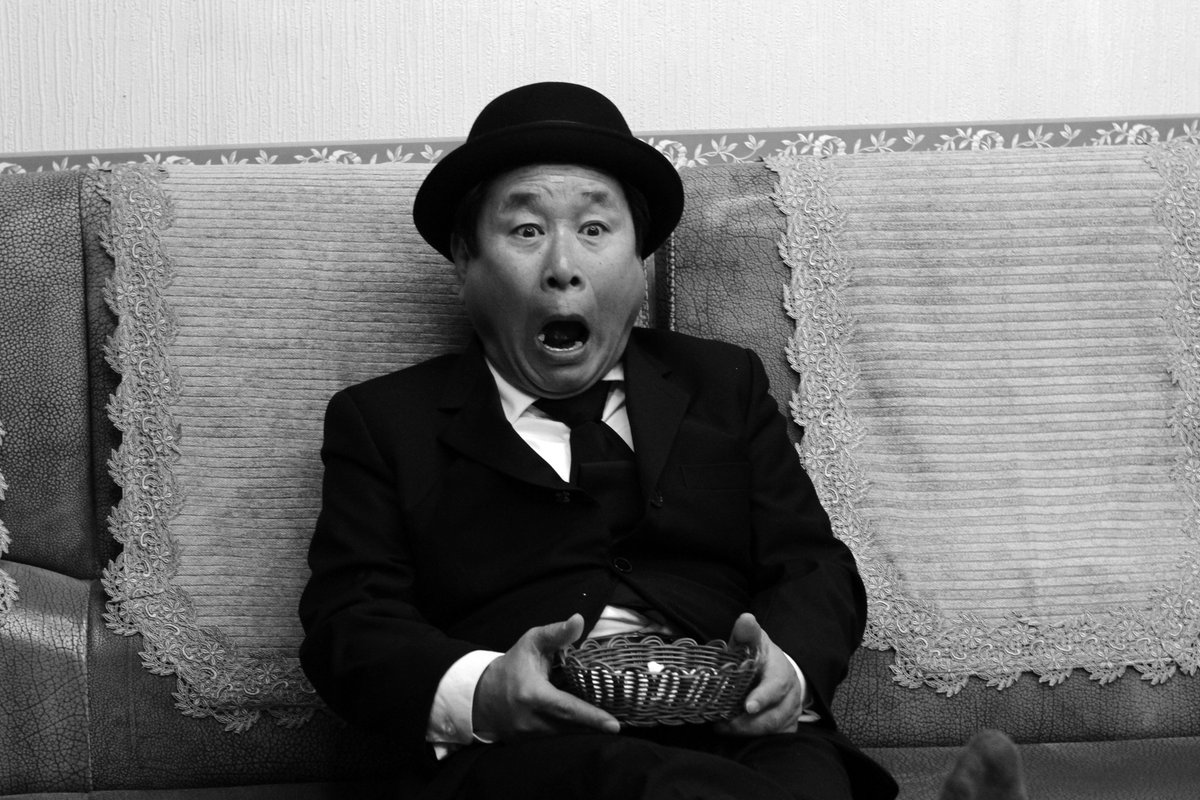 │<메리 크리스마스 미스터 모> 모플린 스틸 공개! 영화 속의 영화 <사제 폭탄을 삼킨 남자>의 미공개 스틸 공개! 채플린으로 완벽 빙의된 기주봉...