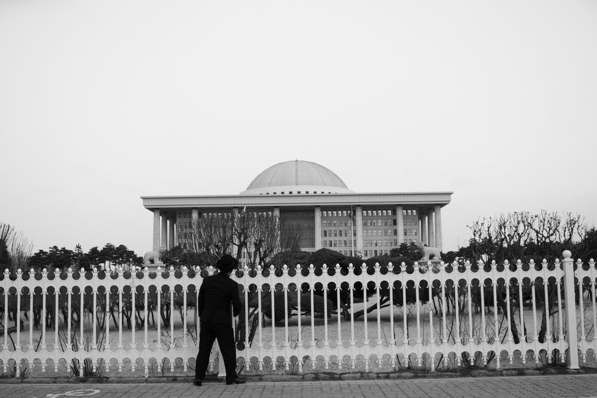 │<메리 크리스마스 미스터 모> 모플린 스틸 공개! 영화 속의 영화 <사제 폭탄을 삼킨 남자>의 미공개 스틸 공개! 채플린으로 완벽 빙의된 기주봉...