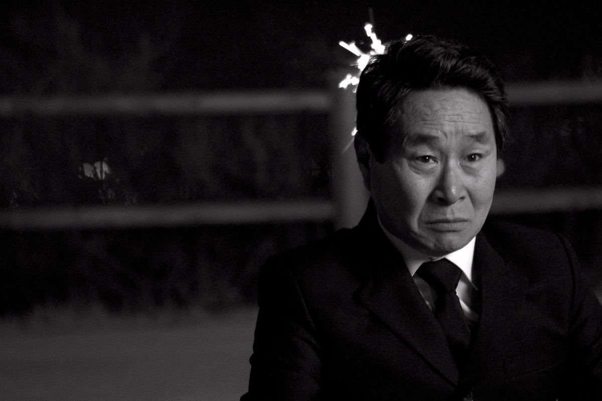 │<메리 크리스마스 미스터 모> 모플린 스틸 공개! 영화 속의 영화 <사제 폭탄을 삼킨 남자>의 미공개 스틸 공개! 채플린으로 완벽 빙의된 기주봉...