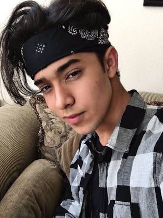 belladolan177's tweet photo. king of bandana’s 😻 never seen someone more beautiful than Joel in a bandana @itsjoelpimentel @CNCOmusic https://t.co/gnAe4jXqip