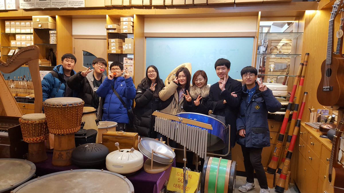매장방문한 선생님과. 학생들
특이하고 재미밌는 악기들로
시간 가는 줄모르고. 신나는
악기 체험시간이었지요.
