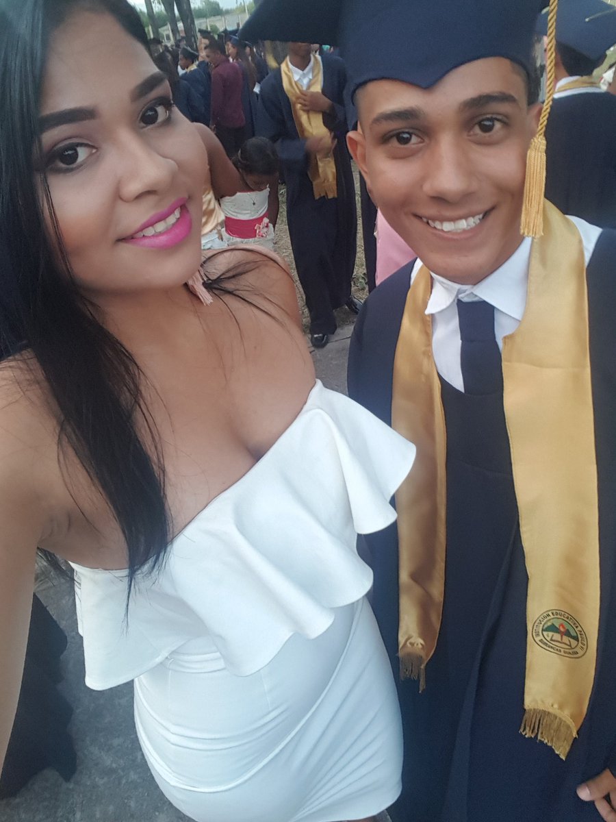 ZanHrndz's tweet photo. Felicidades hermanito 😘 exito de ahora en adelante... #SeNosGraduo #CasiQueNo https://t.co/82HRjpOwfX