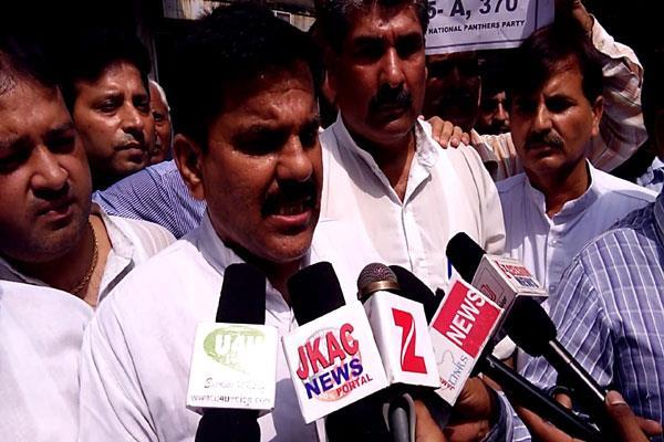 JagbaniOnline's tweet image. ਜੰਮੂ ਨਾਲ ਭੇਦਭਾਵ ਨੂੰ ਲੈ ਕੇ ਪੈਥਰਜ਼ ਪਾਰਟੀ ਦਾ ਪ੍ਰਦਰਸ਼ਨ, ਸਾੜਿਆਂ ਭਾਜਪਾ ਦਾ ਪੁਤਲਾ
jagbani.punjabkesari.in/national/news/…
#JammuKashmir #Protest #PanthersParty @BJP4JnK