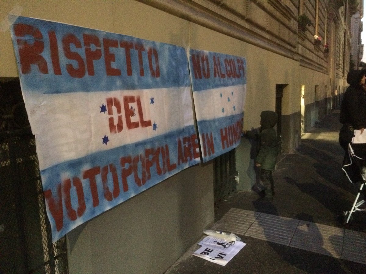 italiacubaroma's tweet photo. Flash mob en Roma en contra de la represión en #Honduras, tras elecciones del #26Nov2017. Rechazamos Silencio cómplice de la #OEA y de Italia. @POTUS @cubadebate_cu @EsteriPD @repubblica @JoseCarlosRguez @ilmanifesto @radio3mondo @RaiNews @TgrRaiLazio @TgLa7 @SkyTG24 @RaiUno https://t.co/Zuir3Z1MHV