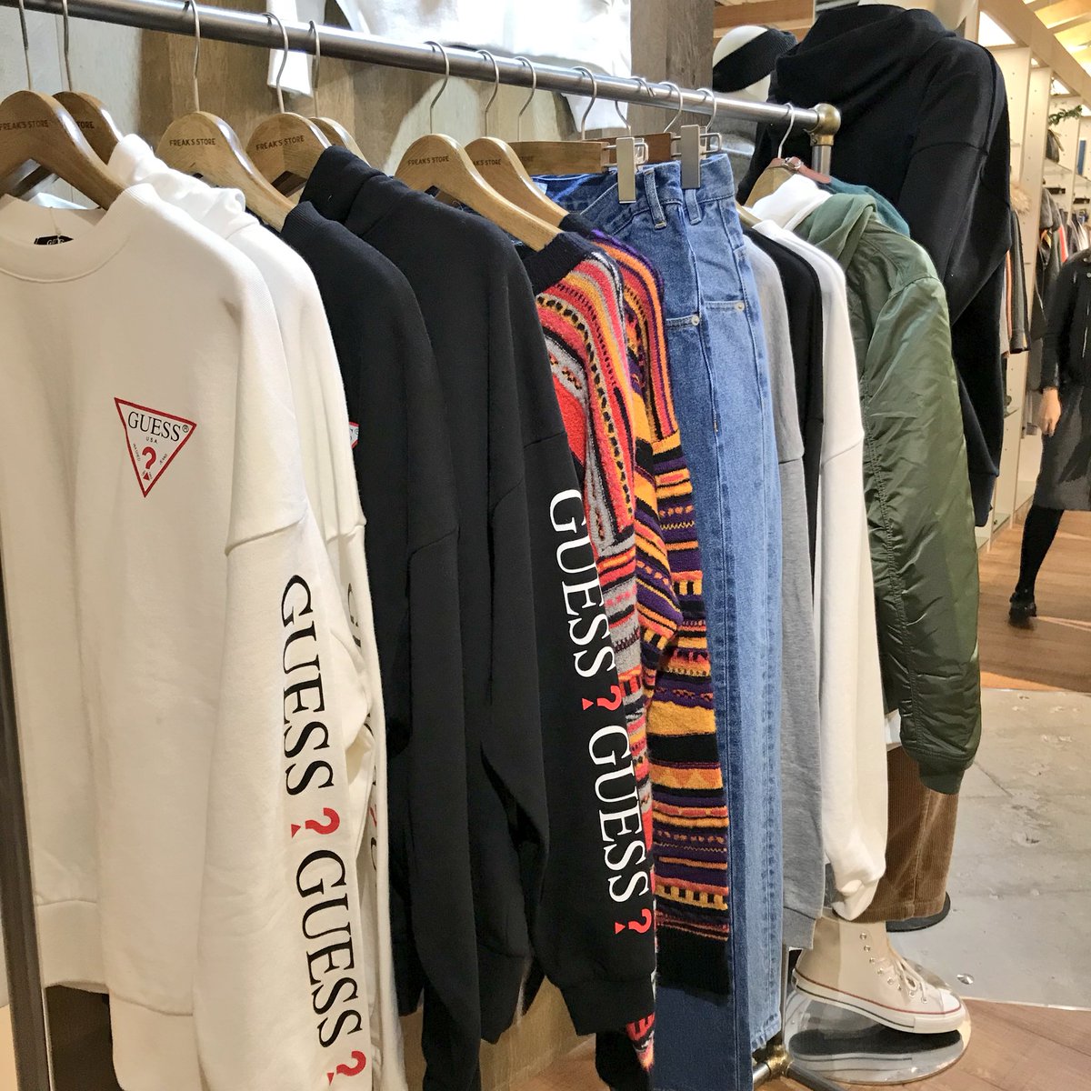 名古屋parco 名古屋パルコ 東館3f フリークスストア Guess のアイコニックなロゴをプリントで表現したアイテムが入荷しています 一目見ればすぐわかるインパクトのあるguess Logo ストリートシーンでじわじわと人気を集めています