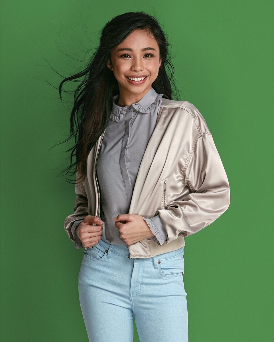 benchtm's tweet photo. Feeling the holiday spirit with @maymayentrata07 🎄 #HolidayEveryday #BenchEveryday https://t.co/4jlhrbVh6c