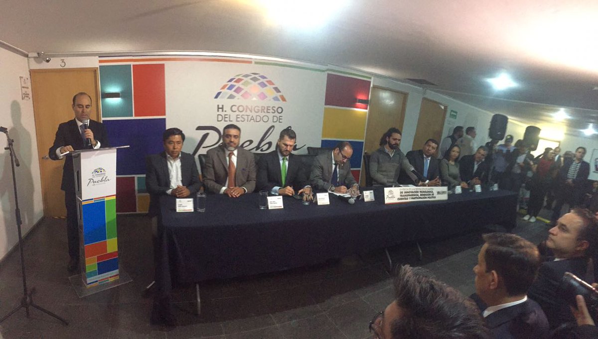 German_JimenezG's tweet photo. Con gusto comparto con ustedes que la @OEA_oficial y @BordePolitico entregaron hoy al @CongresoPue la acreditación por avanzar en la promoción de la transparencia, rendición de cuentas e innovación parlamentaria, gracias. #CongresoConValores https://t.co/3N4BKNp5QY