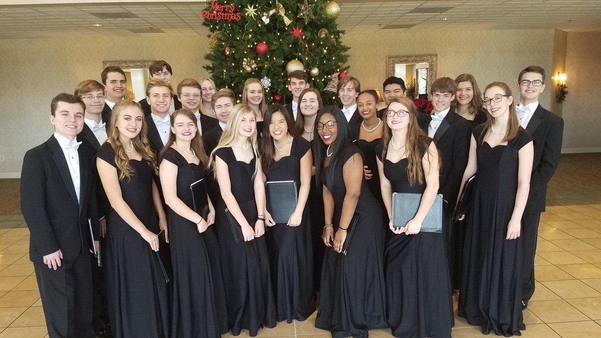 SMWestChoirs's tweet photo. Madrigals did a lovely job performing for the Johnson County Bar Association today. We had a lot of fun! #maytheoddsbeeverinyourfavor #lookgreatsoundgreat #smsd #westisbest #singer4life https://t.co/uCiGy7r0PO