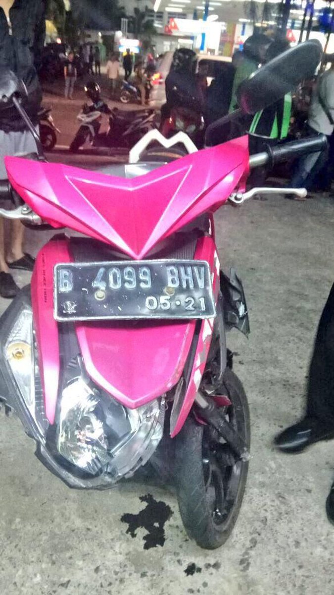 detikcom's tweet photo. Motor yang Ringsek karena Tabrak Mobil di Jakbar, Milik Penjambret https://t.co/SEWg3PqE4h https://t.co/FLcIdQdPrV