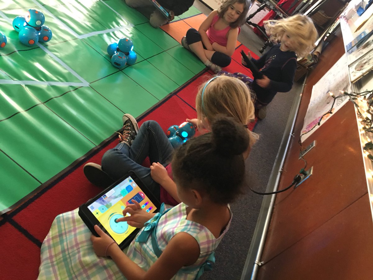 KTfour14's tweet photo. Hour of Code w/ Dash and Dot in Kindergarten #CSforOregon #bsdfutureready #beavertonsd @brianmcurl @WonderWorkshop https://t.co/MZvniQF3kT