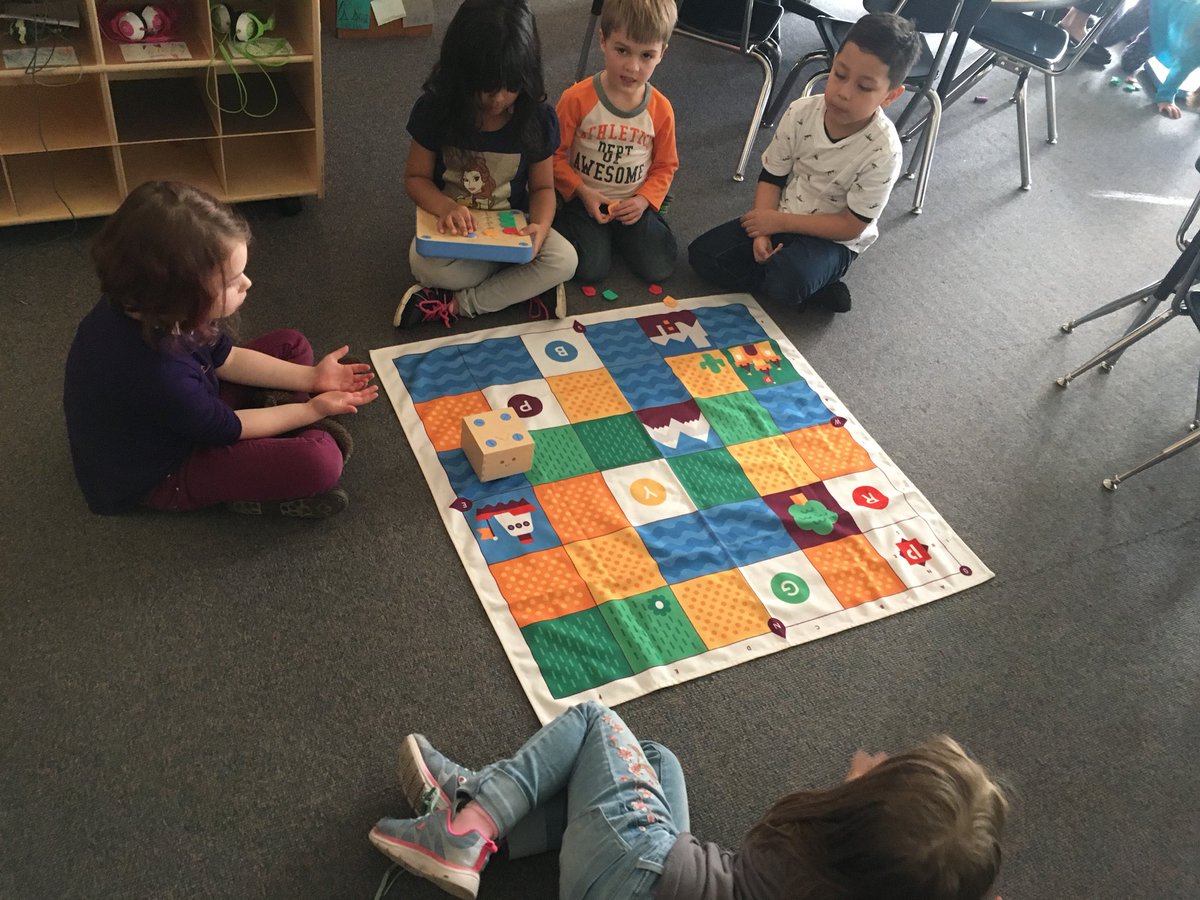 KTfour14's tweet photo. Hour of Code w/ Dash and Dot in Kindergarten #CSforOregon #bsdfutureready #beavertonsd @brianmcurl @WonderWorkshop https://t.co/MZvniQF3kT