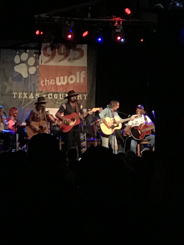 PinkCJL's tweet photo. @MidlandOfficial @randytravis Loved watching you all!  🎶🎸🎤It was PERFECT!💕 https://t.co/rDxPR9xOJn