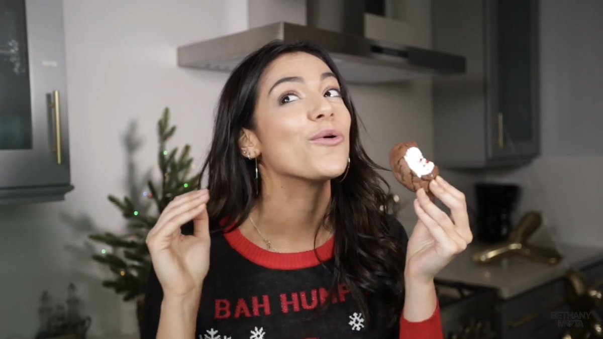 foIkIaur's tweet photo. #NEWBETHVIDEO @BethanyMota βΌοΈπgo watch for some fun Christmas treats to make!! and some delusional Bethany π https://t.co/XxaGACc5My