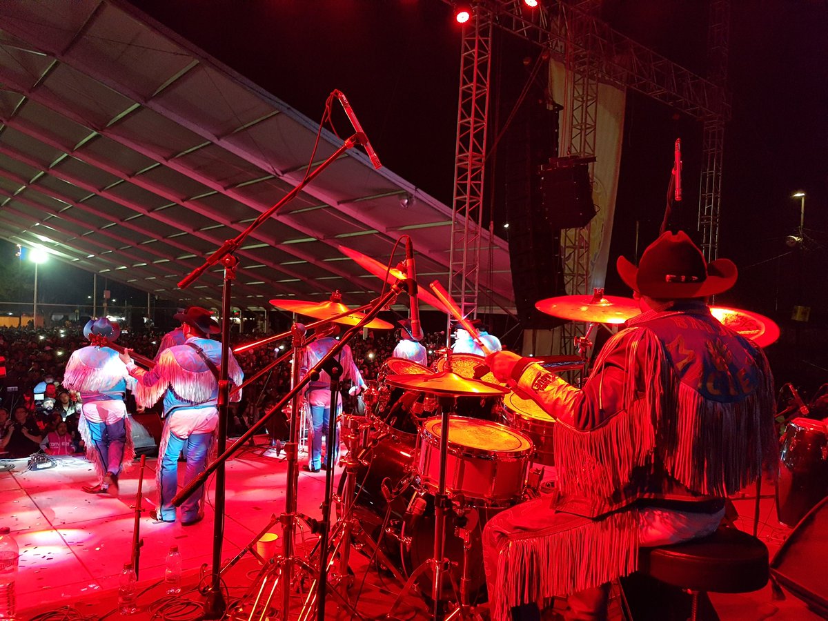 kebuenaoficial's tweet photo. Siguen con todo en la #PosadaKB , @BandaMaguey !! 💃🏃 https://t.co/jLn1b8m8K2