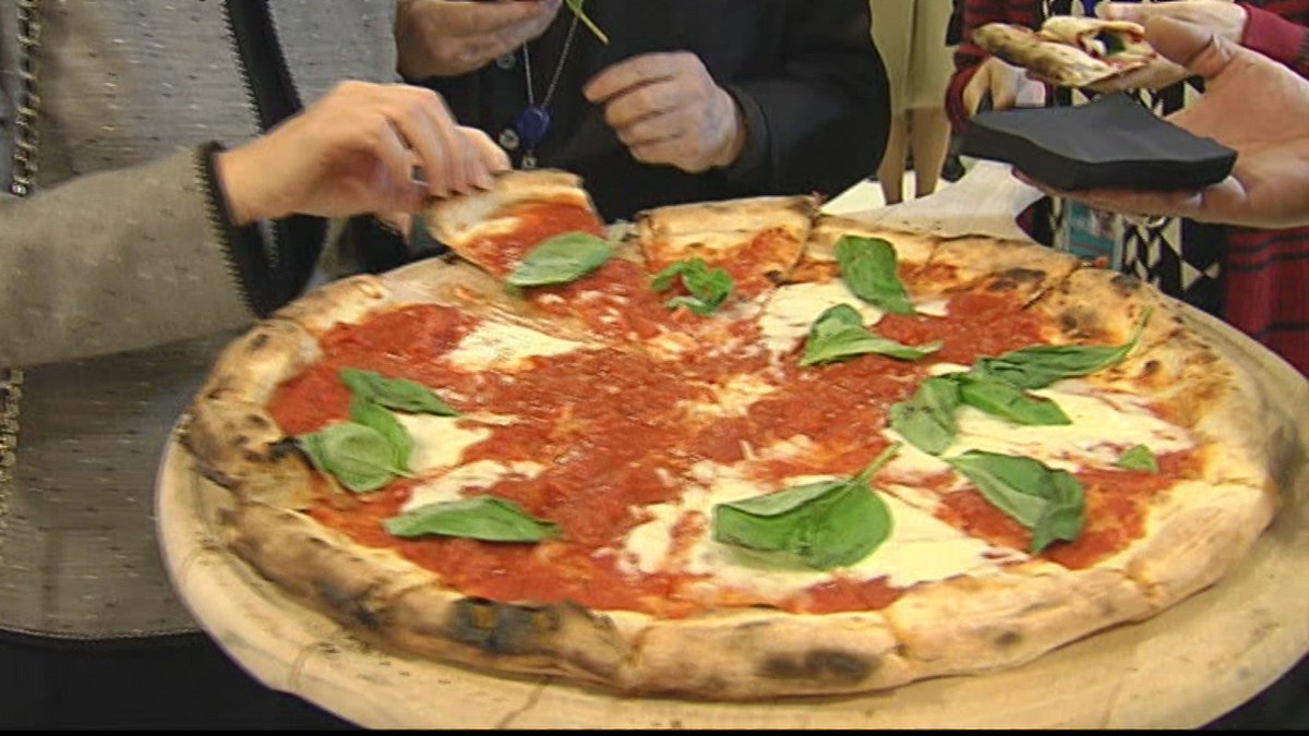 L'Unesco consacra la #pizza: l'arte del pizzaiolo napoletano è patrimonio culturale dell'umanità → bit.ly/2ktJuMB #pizzaUnesco