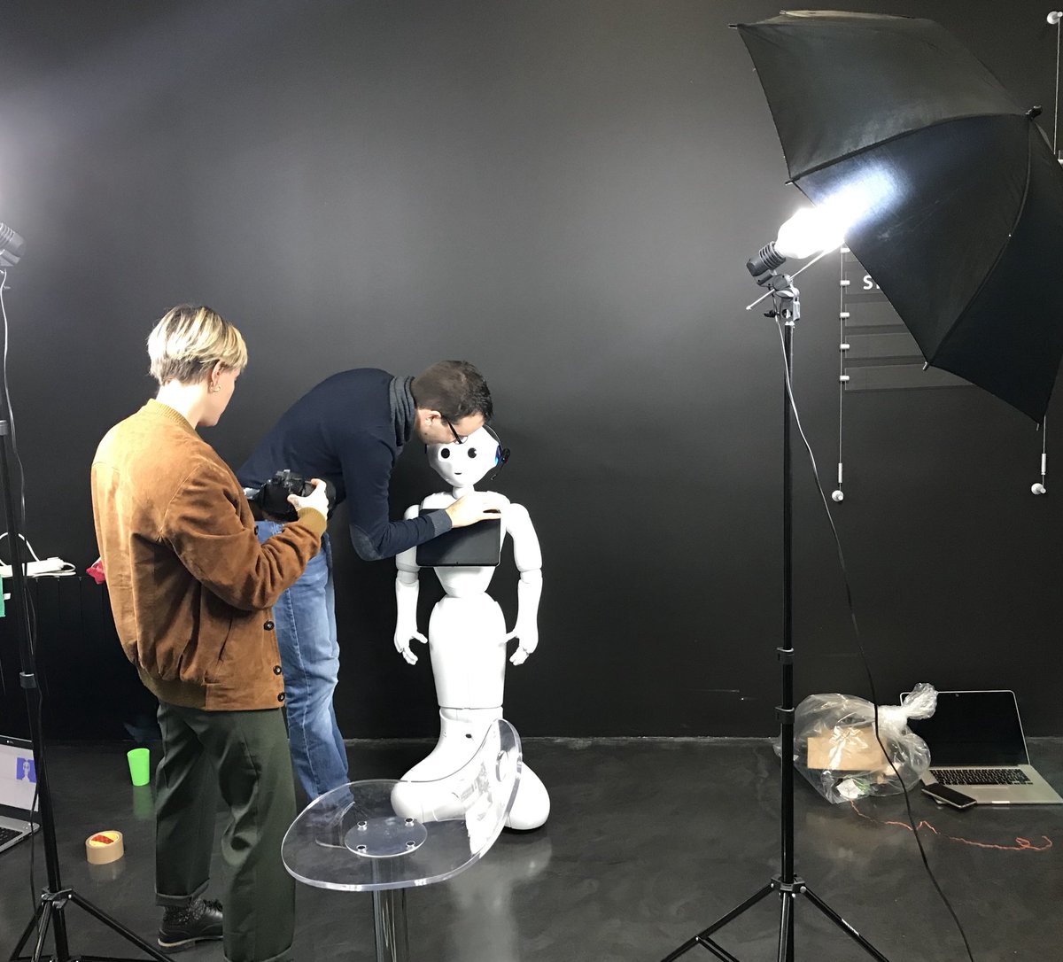 📌Ce matin, #shootingphoto📸 chez <a href="/_Conserto/">Conserto 💫</a> réalisé par l’agence #Lycanthrop 🐺 <a href="/PepperTheRobot/">Pepper</a> est une vraie vedette