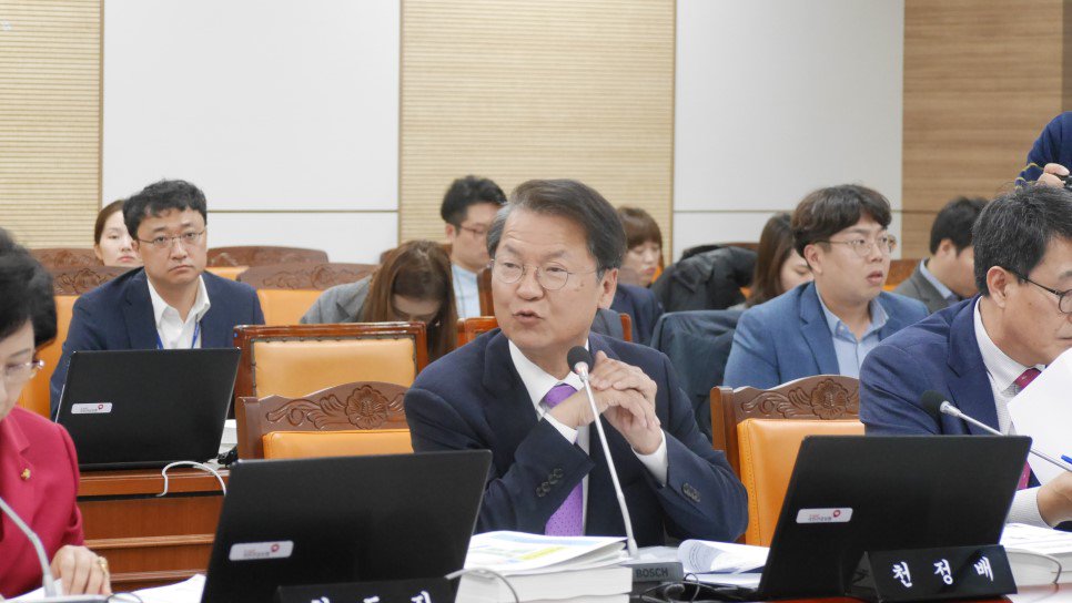 kjpbc's tweet image. 프로그램 다시 듣기 ==&amp;gt;&amp;gt;bit.ly/2k5jx2j“저는 바른정당과 통합을 하면
그 당을 할 생각이 추호도 없습니다.” 국민의당 안철수 대표가 바른정당과 통합을 
추진하고 나섰습니다. 같은 당 천정배 의원은 이를 강하게 비판하고 있습니다.