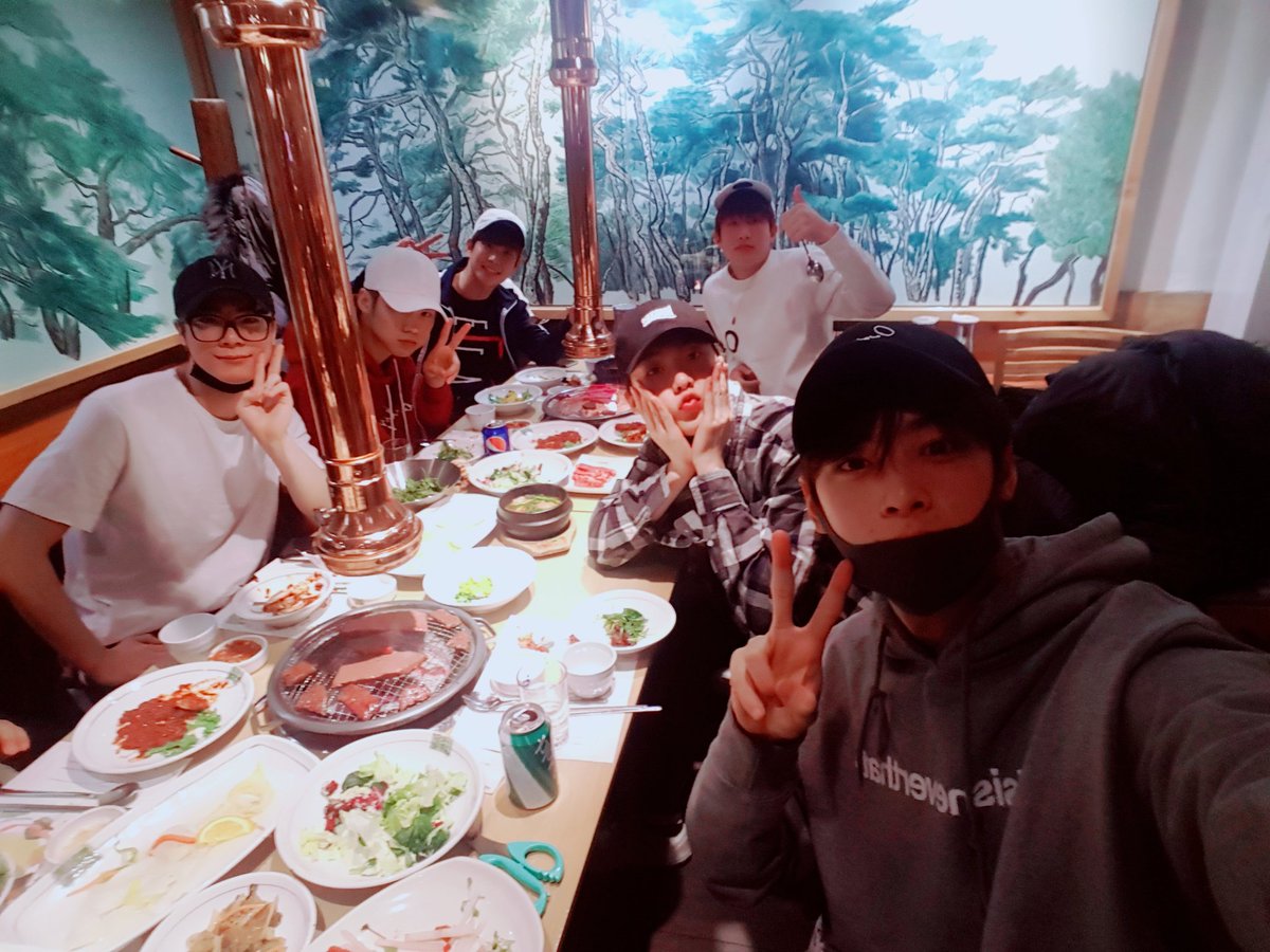 offclASTRO's tweet photo. 아스트로 소고기파뤠~~저희는 회식하고있지롱~~힐링타임을 즐기고있어요~~😆😆🖒로하여러분들도 빨리 밥먹기!!
#음 #소고기 #너무맛있다💜 https://t.co/X9OaXawGiU