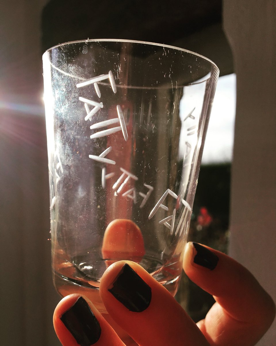 mrsbutlerandco's tweet photo. Found this beautiful, vintage glass in a box of treasures at auction. Thought of you @Dawn_French as I just finished #dearfatty . Present for Jennifer, perhaps?
#vintage #glassware #bestcomedian #laughterandjoy #frenchandsaunders #ChristmasPresent #stall66 https://t.co/PI379cyFWR