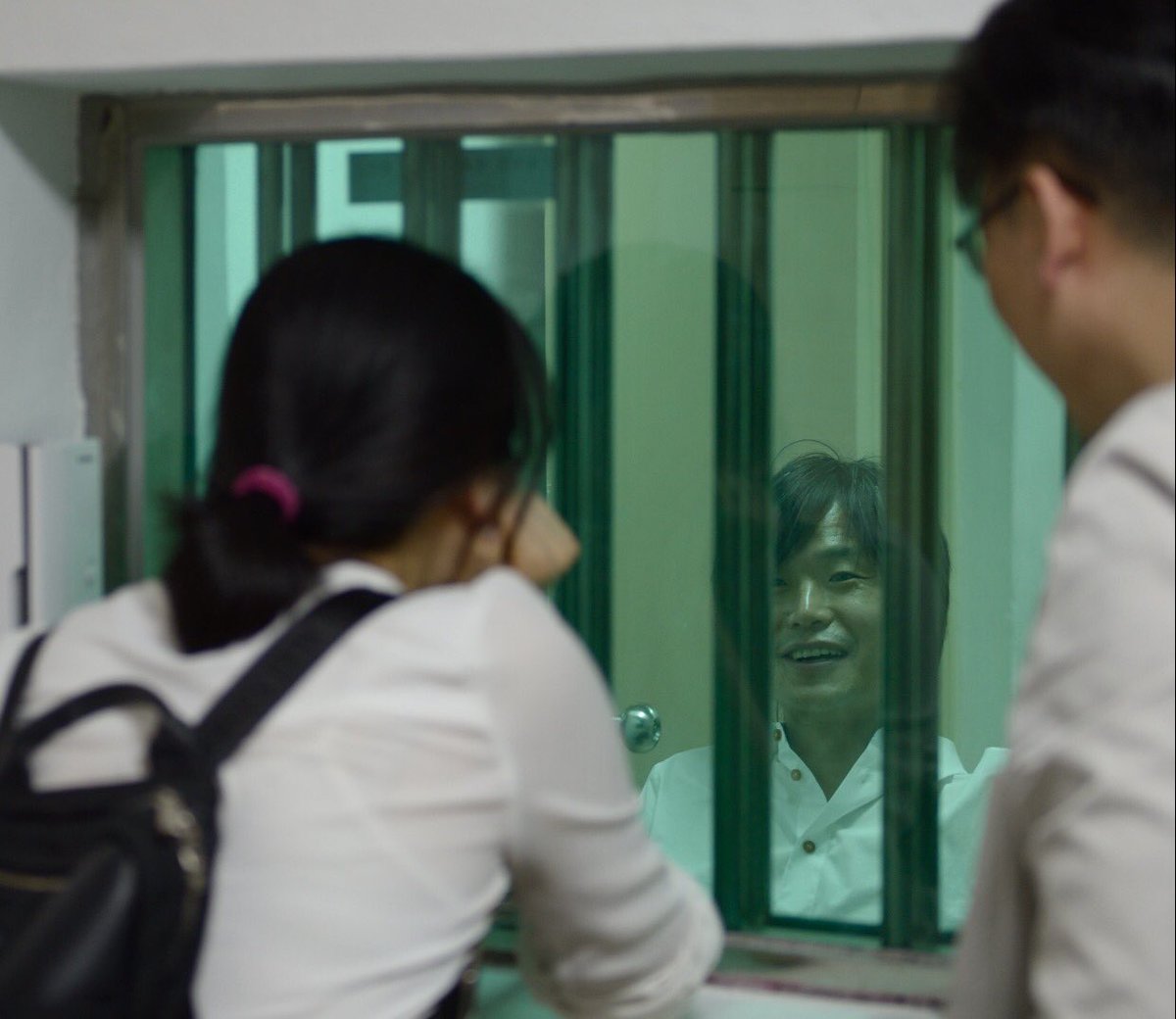 오늘 무죄받았습니다. 
그런데 굉장히 무겁고 우울합니다. 
원래 무죄인 사건을 어렵게 무죄받았거든요.
출국금지, 구속영장, 2년6개월 구형... 검사님들 지독히 열심히 하셨지요. 
이건령 검사님, 그동안의 심적 고통과 괴로움은 어떻게 해야 하나요?