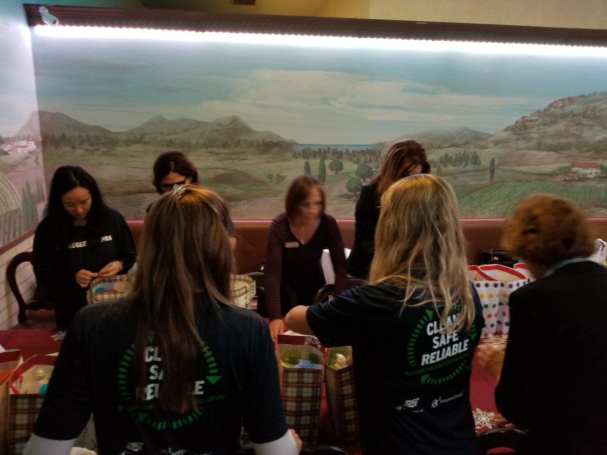 eogazteca's tweet photo. Proud to volunteer and be part of the @SDGE &amp; @Sempra Energy #SEFSeasonofGiving Program!  Thanks for the opportunity to help the Southbay!  Thanks Altrusa of Chula Vista! https://t.co/2OKjHbqpBG