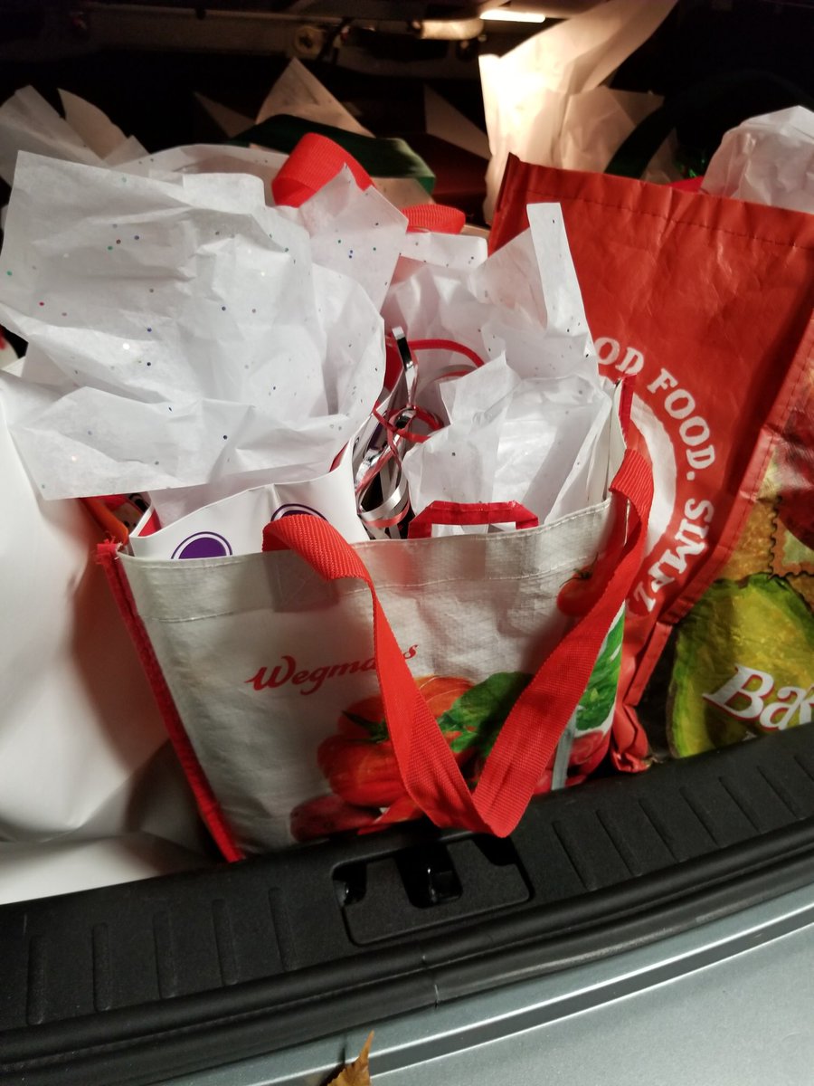 eogazteca's tweet photo. The holidays are about giving to others. Making gift baskets with my coworkers and Altrusa International of Chula Vista!  SDG&amp;E &amp; @SempraEnergy #SEFSeasonofGiving! https://t.co/3wTmUSFliy