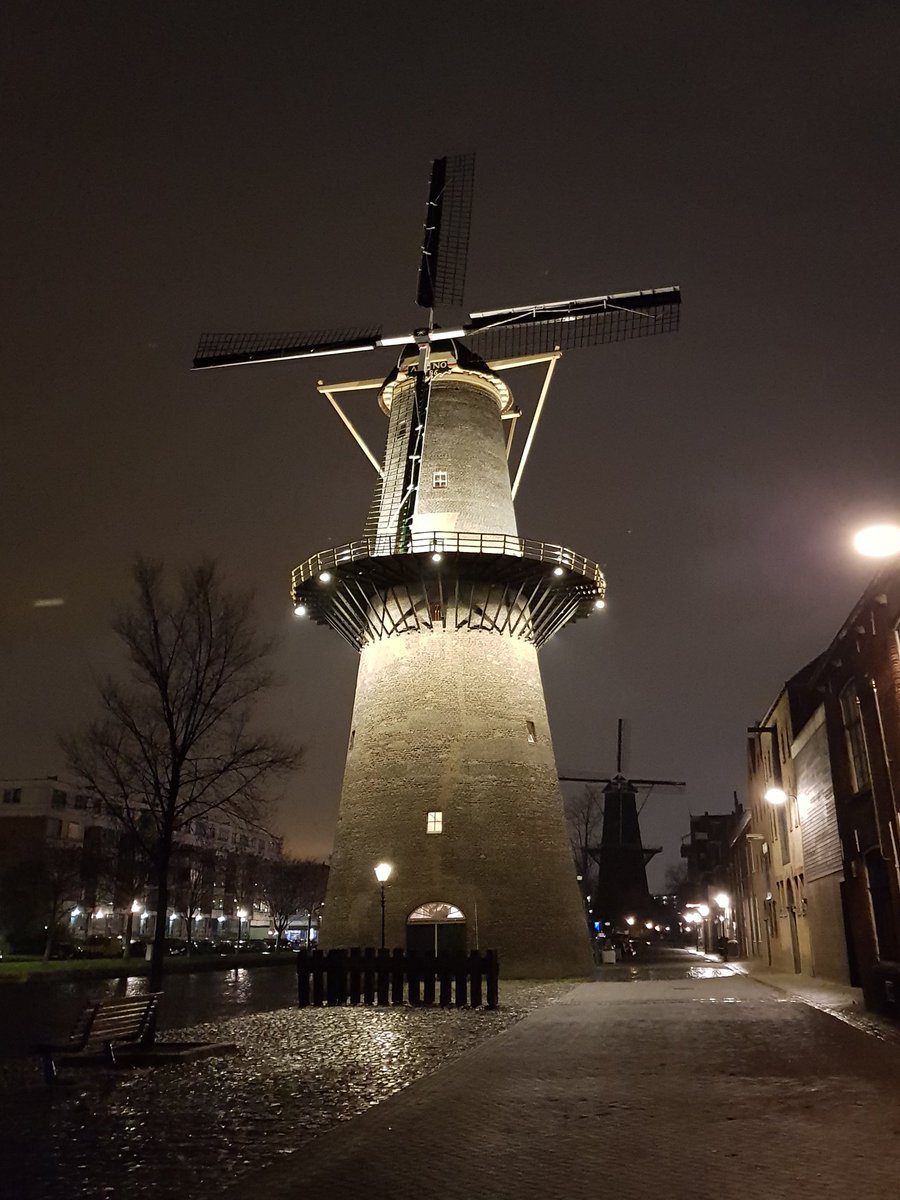 Vandaag al vroeg de spots aan op <a href="/molendevrijheid/">molen De Vrijheid Schiedam</a>. <a href="/OmroepMAX/">Omroep MAX</a> komt zo filmen over het molenaarsambacht. Vandaag wordt bekend of dat op de lijst immateriël erfgoed komt! Vanavond Hallo Nederland 18:30 NPO 2 #molen #ambacht #molenaar #Schiedam