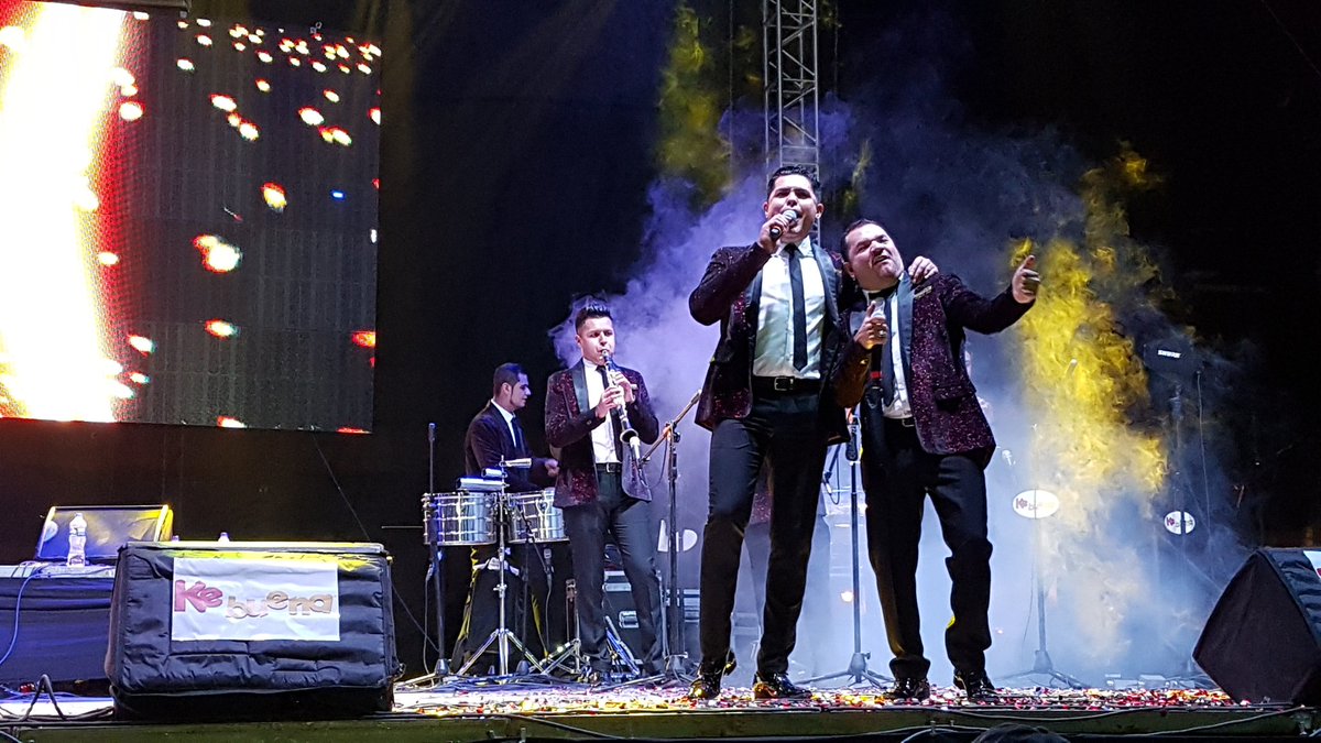 kebuenaoficial's tweet photo. @imponentevj recibe el aplauso del público de la #PosadaKB !! 👏👏 https://t.co/Yzaxze4jXk