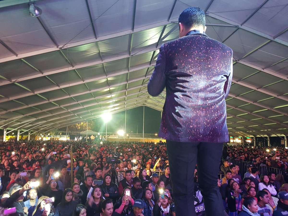 kebuenaoficial's tweet photo. @imponentevj recibe el aplauso del público de la #PosadaKB !! 👏👏 https://t.co/Yzaxze4jXk