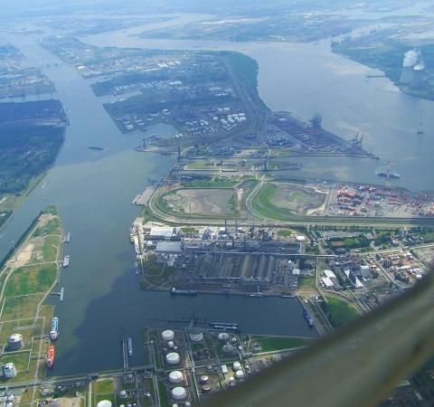 Comm #Mobiliteit en #OpenbareWerken brengt vandaag een werkbezoek aan <a href="/PortofAntwerp/">Chinnu Chinnu</a> met als onderwerp ‘Project Extra Containercapaciteit #Antwerpen’. @lies_jans