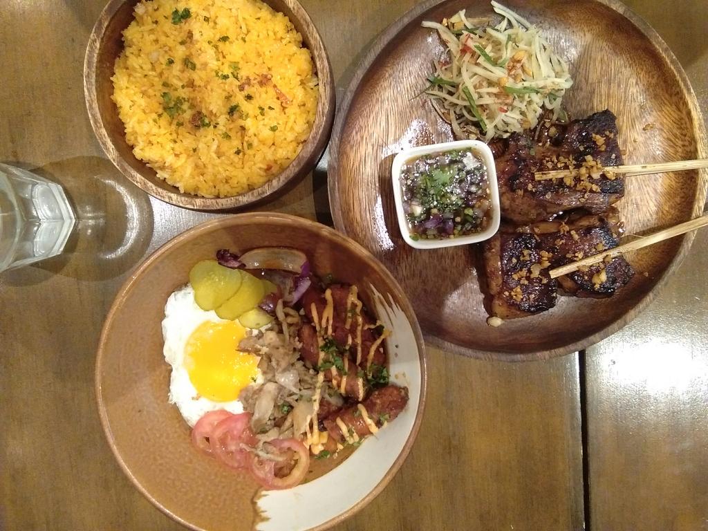 paulcatiang's tweet photo. Today in food writing: chistorra sausage (with egg, tomatoes, oyster mushrooms, kimchi cucumber, anatto rice) and grilled tamarind chicken. The Pigpen, Makati.
#LiveToExplorePH https://t.co/LITDD5LjtB