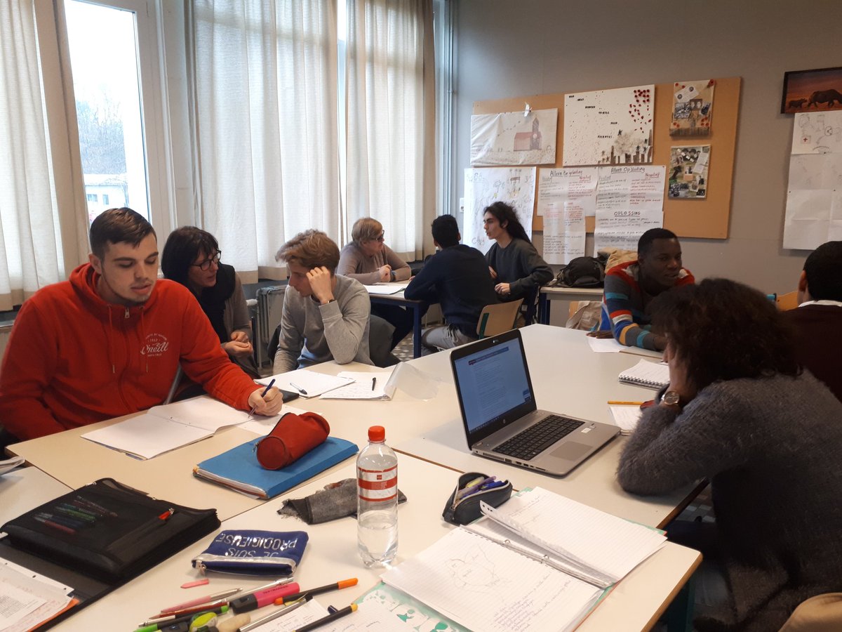 niklippens's tweet photo. Zelfsturende teams cursisten werken rond cultuurverschillen en voeren #waarderendonderzoek rond positieve benadering van nieuws in de media. Eindproduct: prototype v/e magazine @VRTSandbox interesse in onze bevindingen? #onderwijsinnovatie #mediawijsheid #appreciativeinquiery https://t.co/xiOIXZ23rR