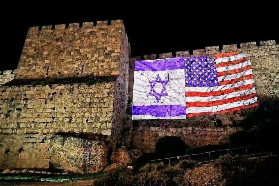 iamsyaaaaa's tweet photo. Selepas Presiden D.Trump mengumumkan Al-Quds sebagai 'ibu negara israel' bendera israel dan Amerika terpancar di sekitar kota suci Baitulmaqdis. 

Sebak.

Di mana umat islam saat ini. Apa yang aku buat untuk islam hari ini? Aku lalai dengan duniawi! https://t.co/bNUgO8YVEs