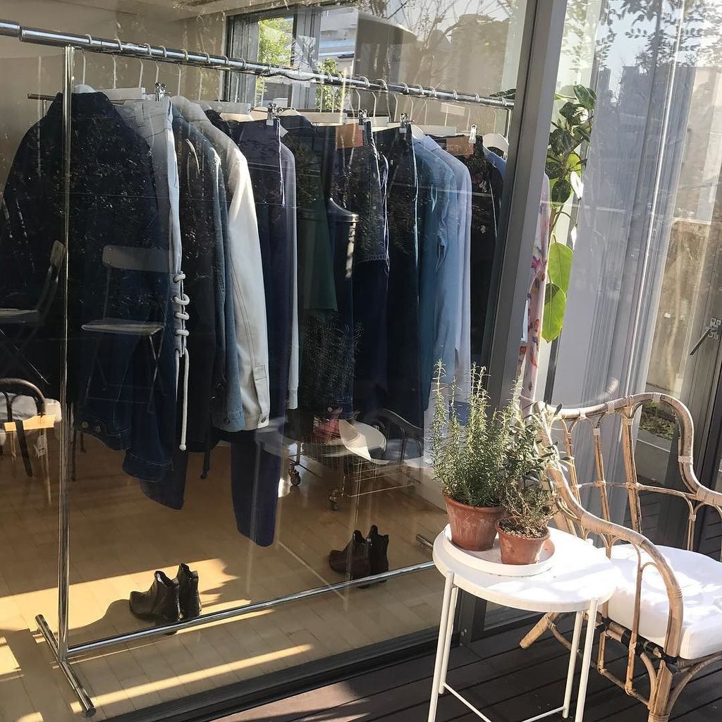 takeru_yamanaka's tweet image. アクネストゥディオスのプレビューは、ストアのルーフトップで。スウェーデンのほっこりしたテーマにぴったり。冬の陽光が優しい。
#acnestudios #preview #ss2018collection #fashion #style #mode #aoyama #tokyo #アクネストゥディオズ #ファション #スタイル #青山 ift.tt/2BG8hQM