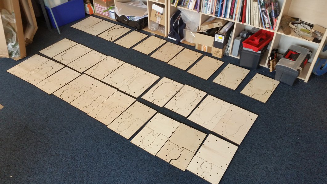 Een lasersnijder snijdt alle plakjes in hout uit. En dan krijg je dus dit. #utrecht #leidscherijn ow.ly/tG1F30h06tb